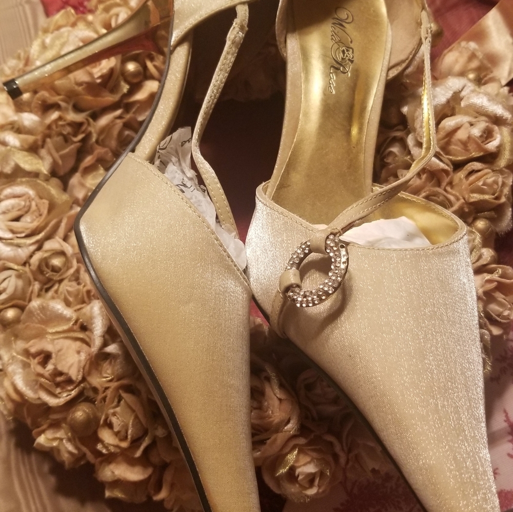 Elegance in shoes, rhinestone emblem adds bling!